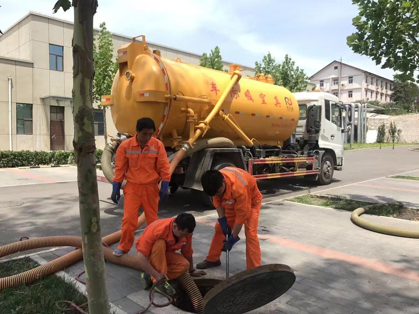 舒兰管道疏通车停在窨井附近