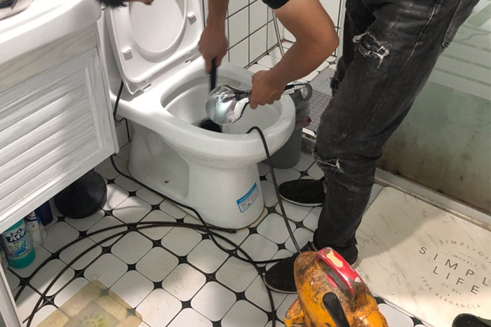 舒兰马桶堵塞自己疏通还是找师傅？专业上门服务让你省时更省心