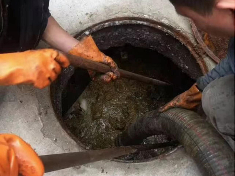 舒兰清理化粪池时如何避免沼气的危害？